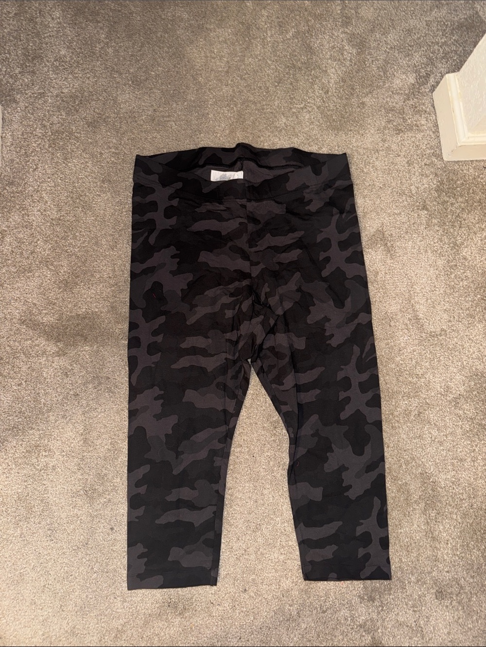 Old Navy Black & Gray Camo Capri Leggings